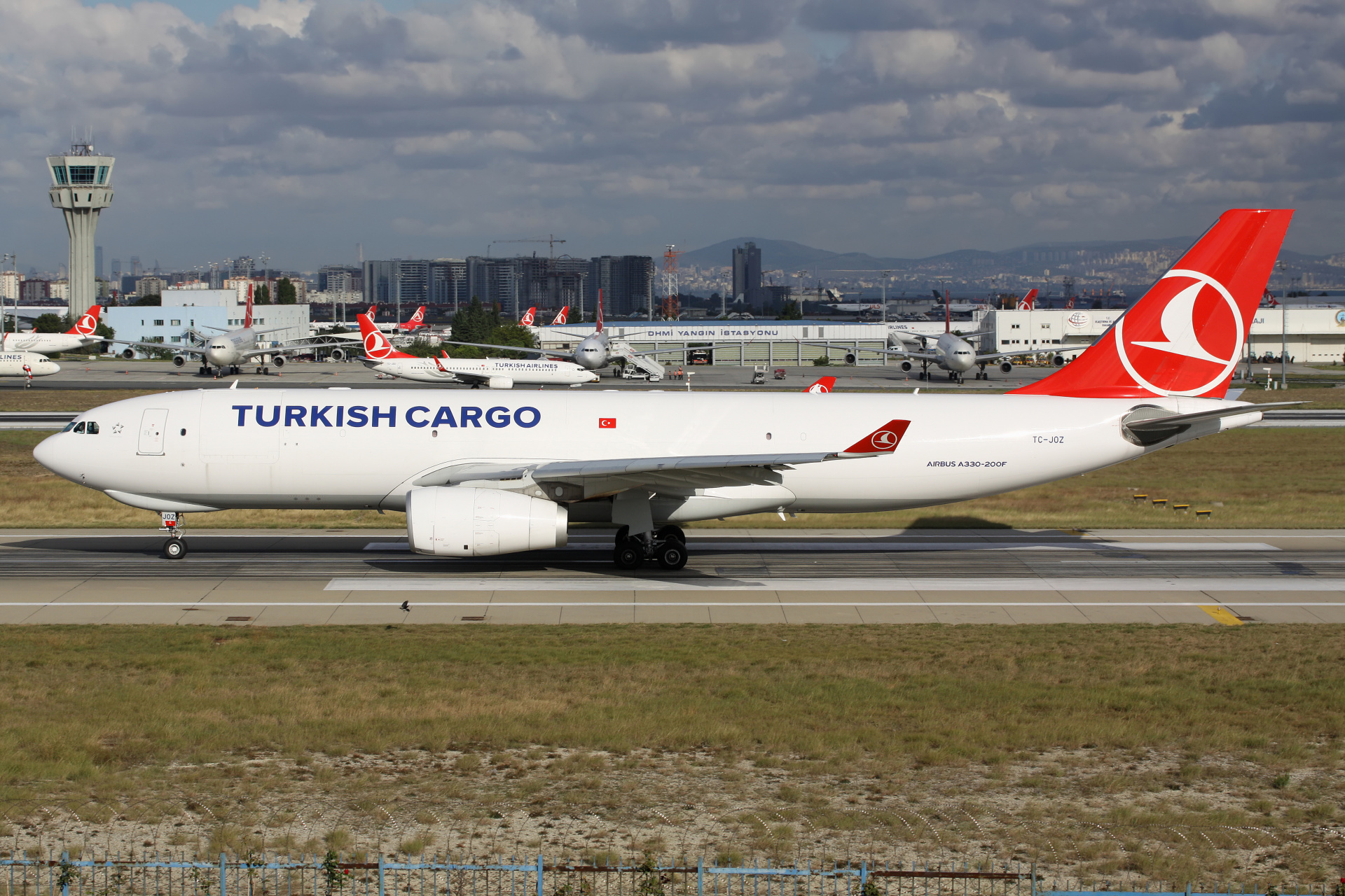 TC-JOZ, Turkish Cargo (Samoloty » Port Lotniczy im. Atatürka w Stambule » Airbus A330-200F)