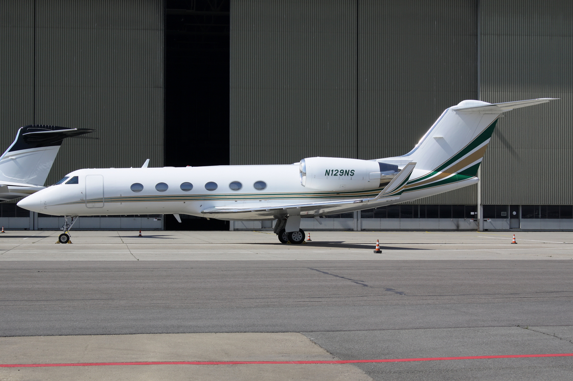 SP, N129NS, Global Air Charters (Samoloty » Spotting na Schiphol » Gulfstream IV and revisions)