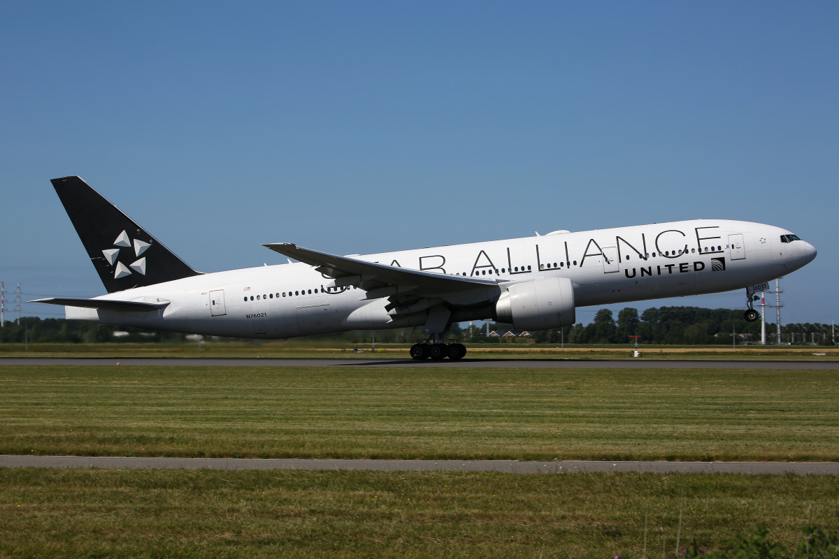 N76021 (malowanie Star Alliance) (Samoloty » Spotting na Schiphol » Boeing 777-200/-ER » United Airlines)