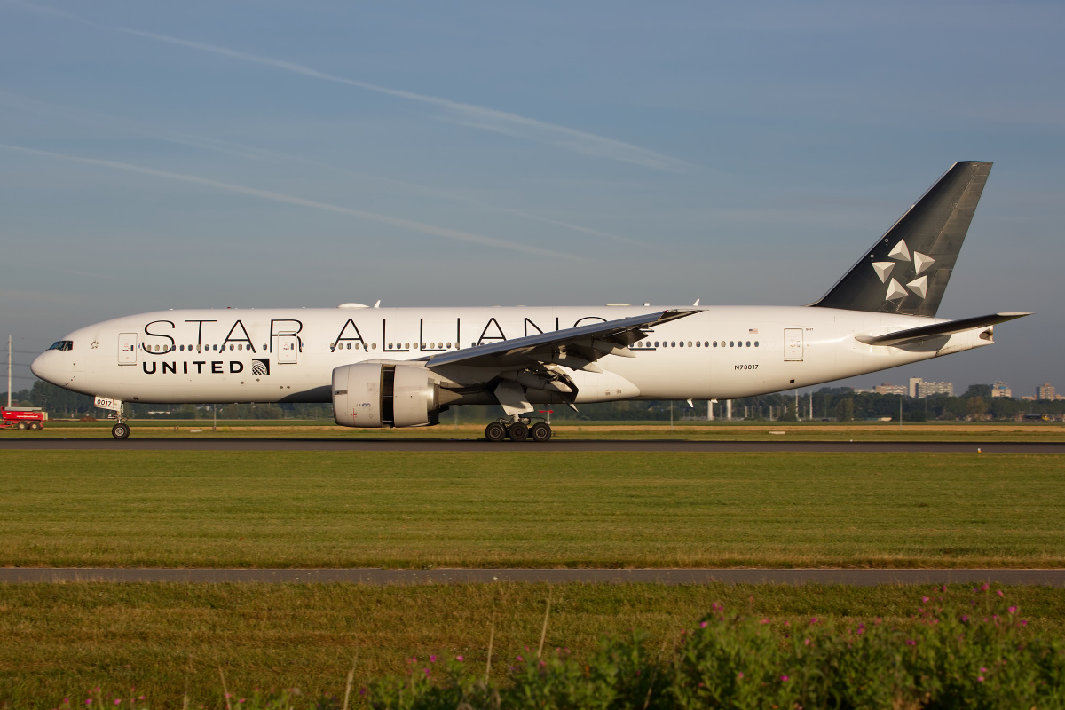 N78017 (malowanie Star Alliance) (Samoloty » Spotting na Schiphol » Boeing 777-200/-ER » United Airlines)