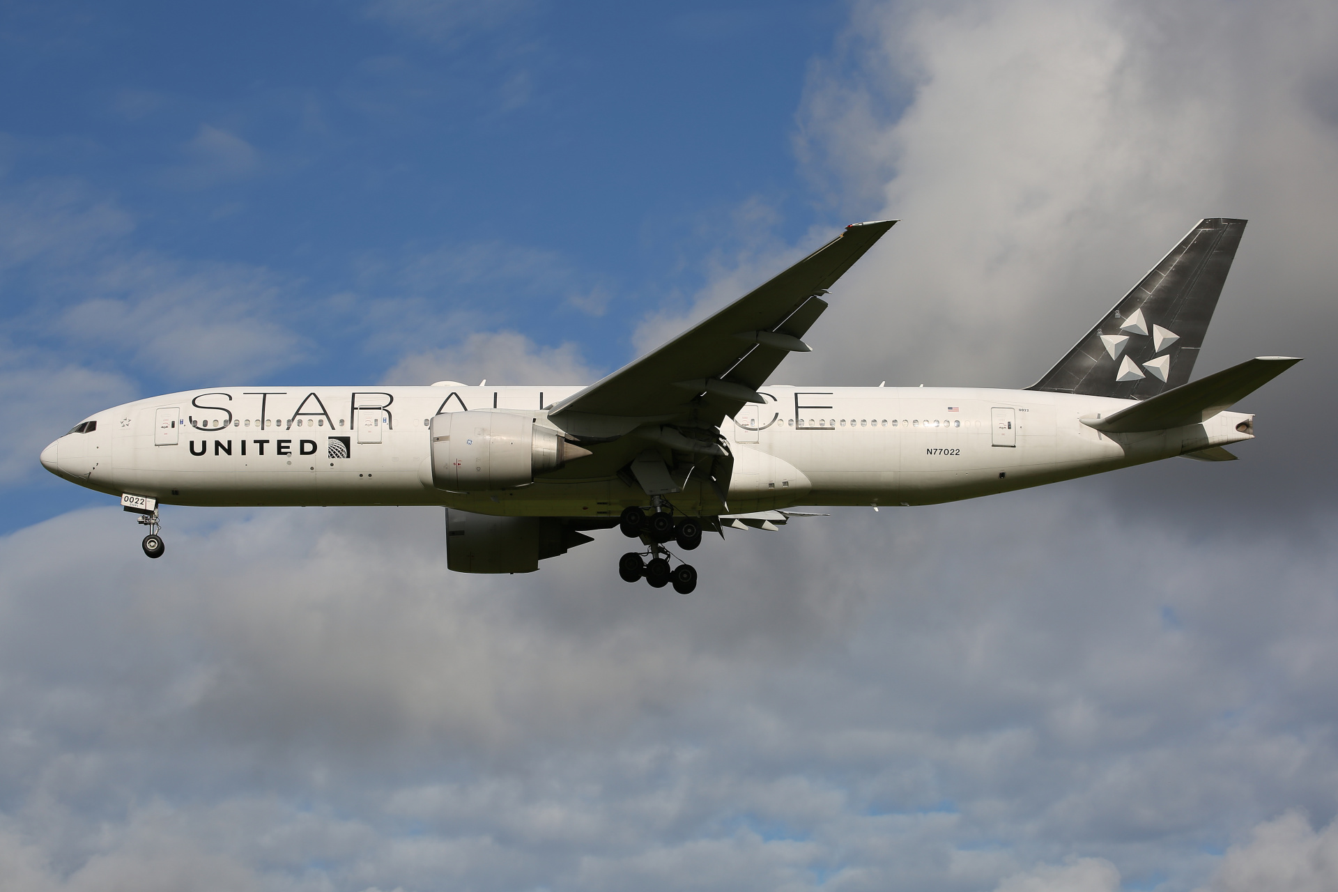 N77022 (malowanie Star Alliance) (Samoloty » Spotting na Schiphol » Boeing 777-200/-ER » United Airlines)