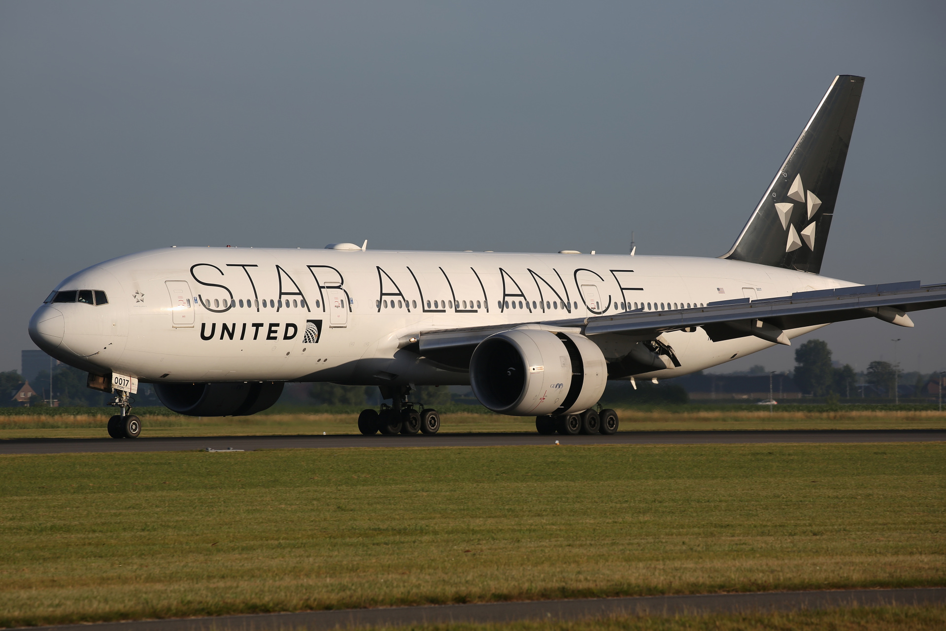 N78017 (malowanie Star Alliance) (Samoloty » Spotting na Schiphol » Boeing 777-200/-ER » United Airlines)