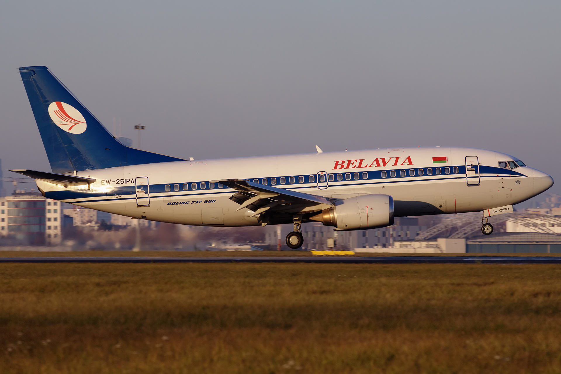 EW-251PA (Samoloty » Spotting na EPWA » Boeing 737-500 » Belavia)