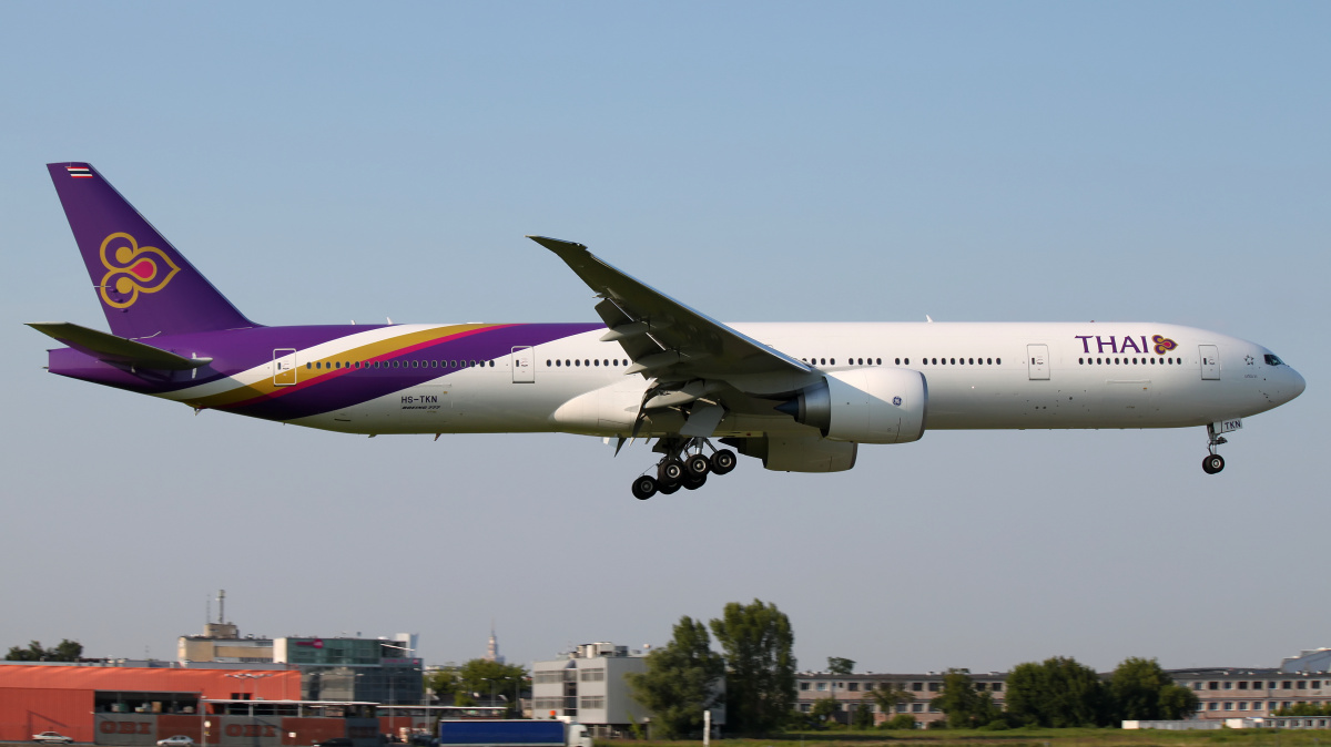 HS-TKN (Samoloty » Spotting na EPWA » Boeing 777-300ER » Thai Airlines)