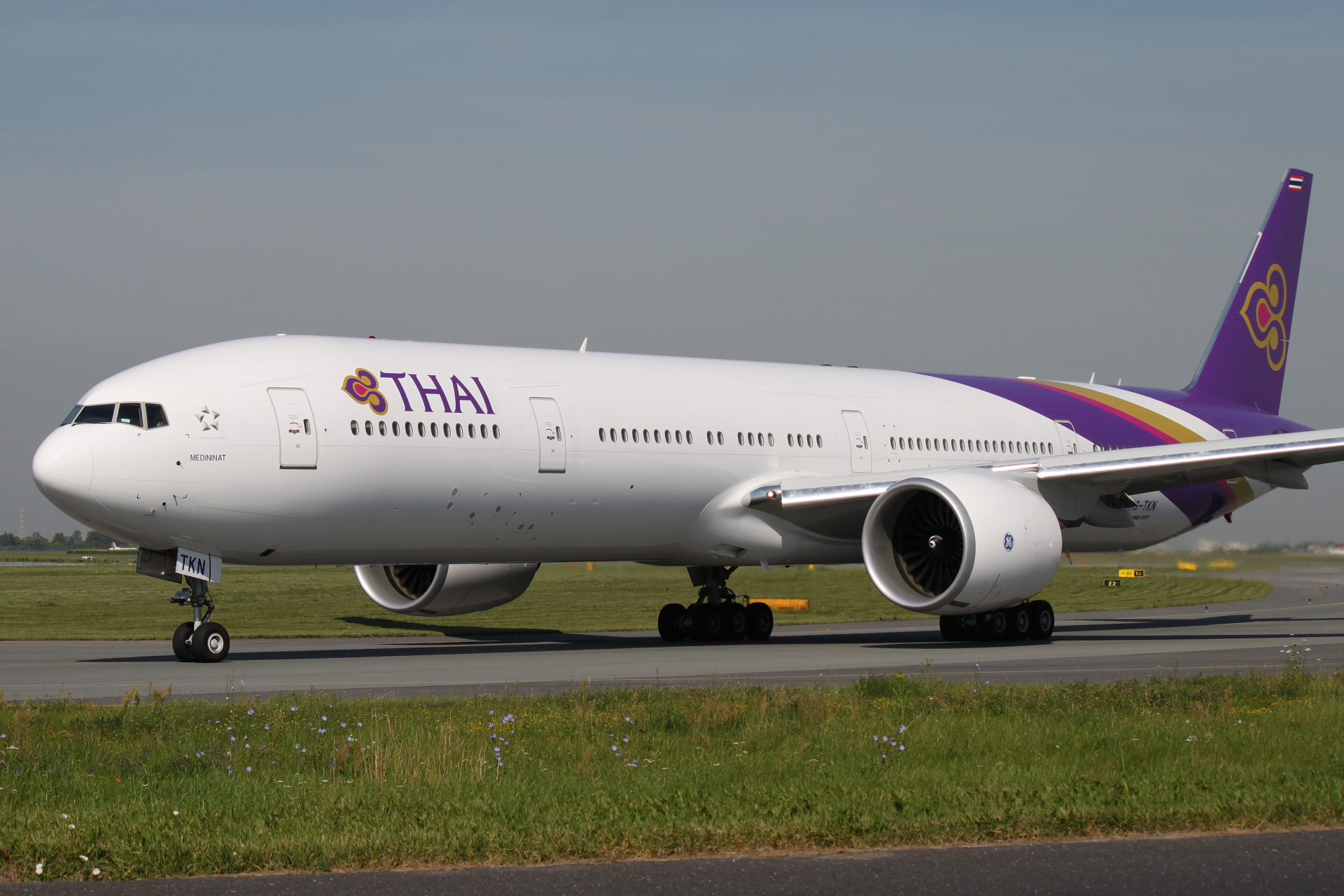 HS-TKN (Samoloty » Spotting na EPWA » Boeing 777-300ER » Thai Airlines)