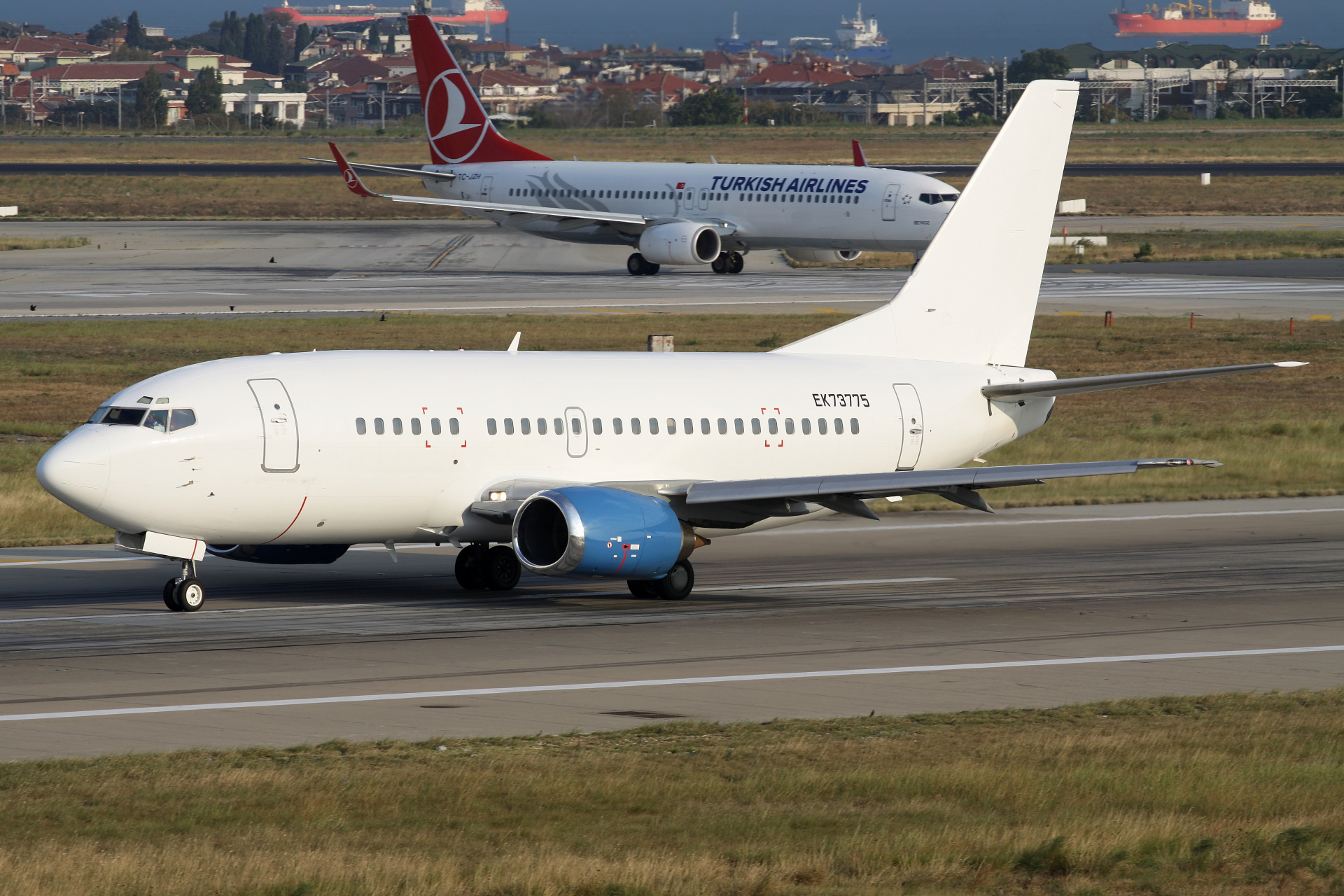 EK73775, Taron Avia (Samoloty » Port Lotniczy im. Atatürka w Stambule » Boeing 737-500)