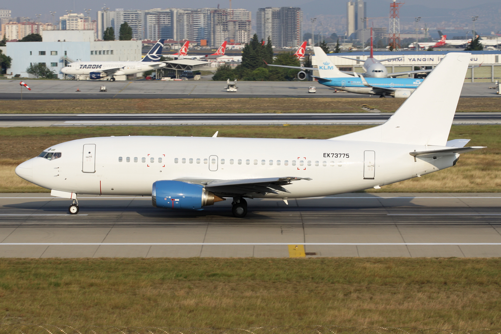 EK73775, Taron Avia (Samoloty » Port Lotniczy im. Atatürka w Stambule » Boeing 737-500)