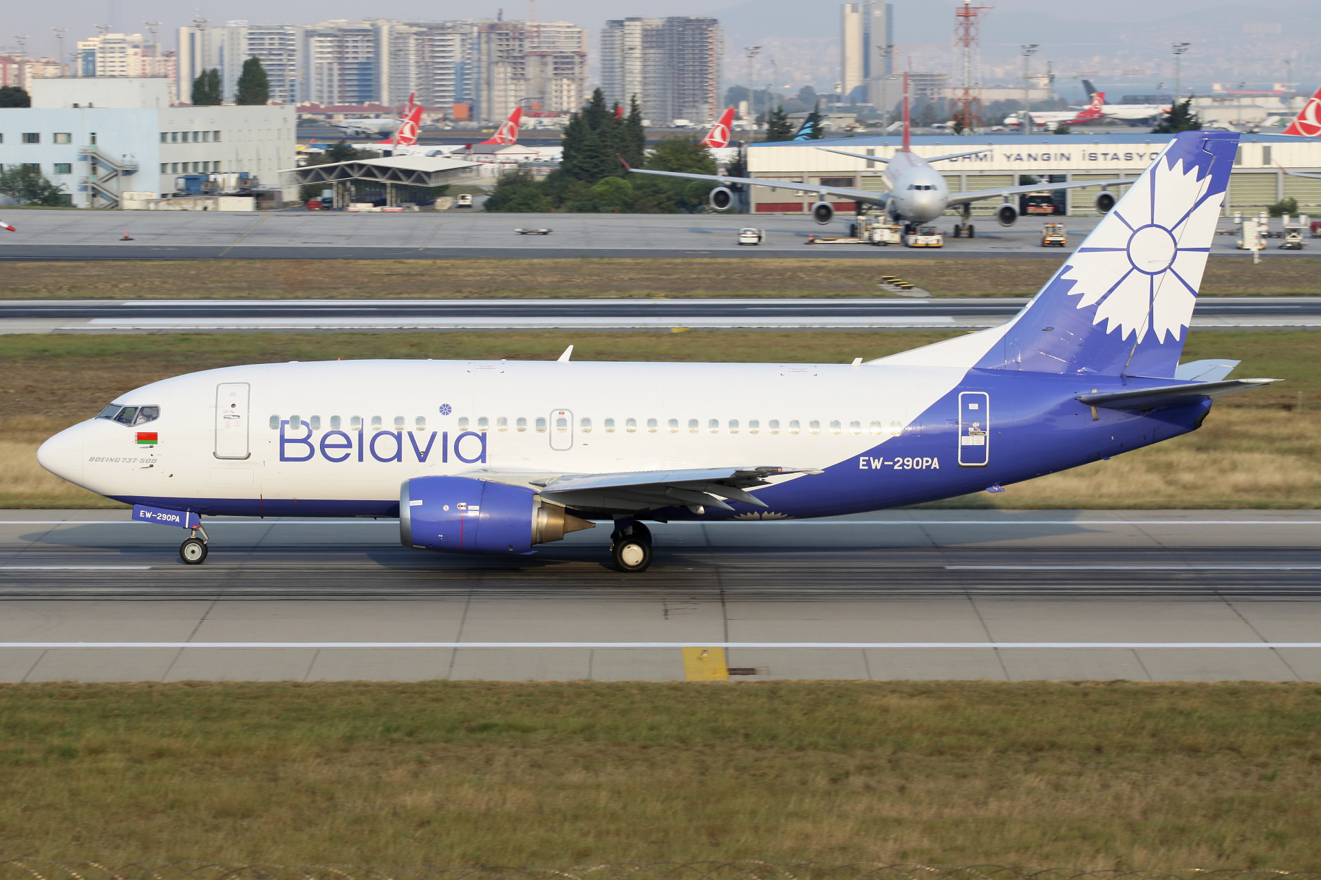 EW-290PA, Belavia (Samoloty » Port Lotniczy im. Atatürka w Stambule » Boeing 737-500)