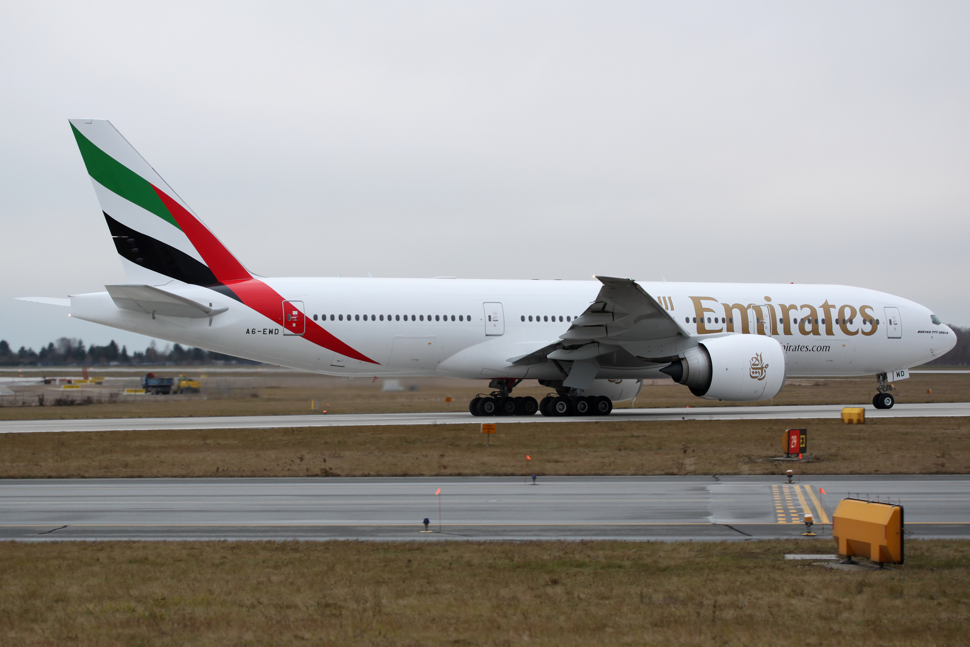 A6-EWD, Emirates (Aircraft » EPWA Spotting » Boeing 777-200LR)