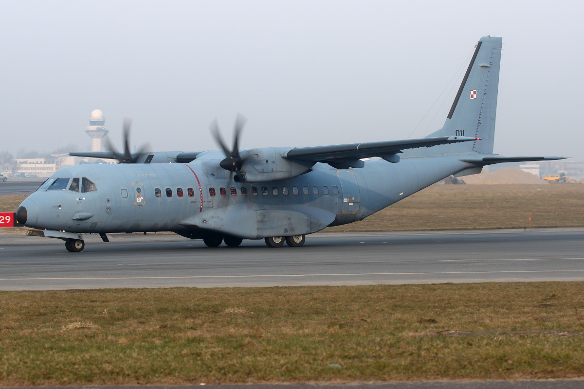 011 (Samoloty » Spotting na EPWA » CASA C-295M » Polskie Siły Powietrzne)