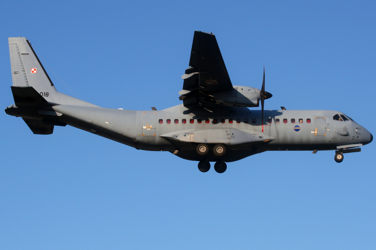 018 (naklejka EUFOR) (Samoloty » Spotting na EPWA » CASA C-295M » Polskie Siły Powietrzne)