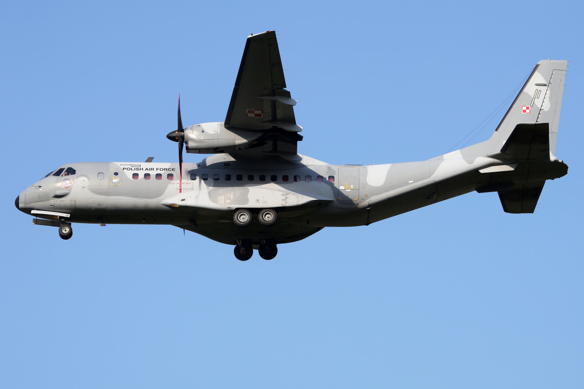 025 (updated livery, new 1933 Stanisław Skarżyński's transatlantic flight sticker) (Aircraft » EPWA Spotting » CASA C-295M » Polish Air Force)