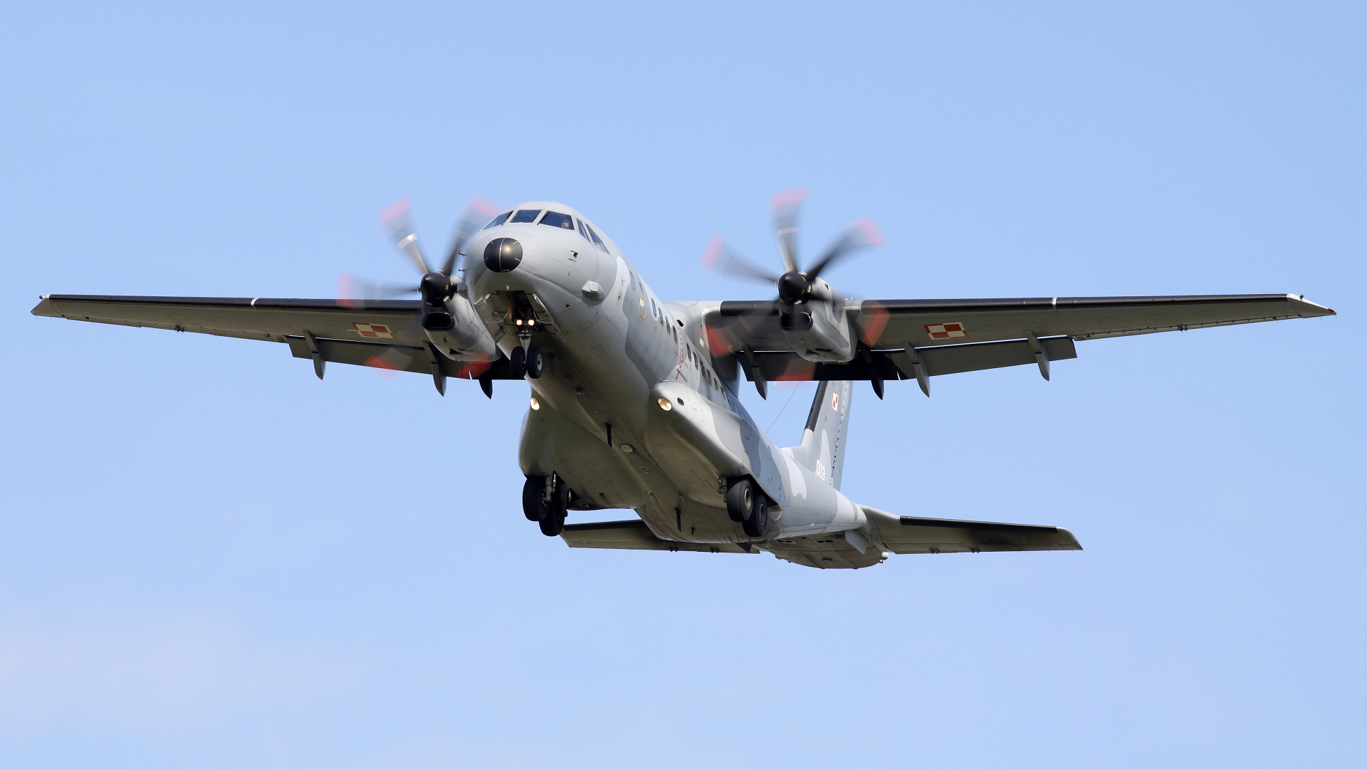 013 (nowe malowanie) (Samoloty » Spotting na EPWA » CASA C-295M » Polskie Siły Powietrzne)