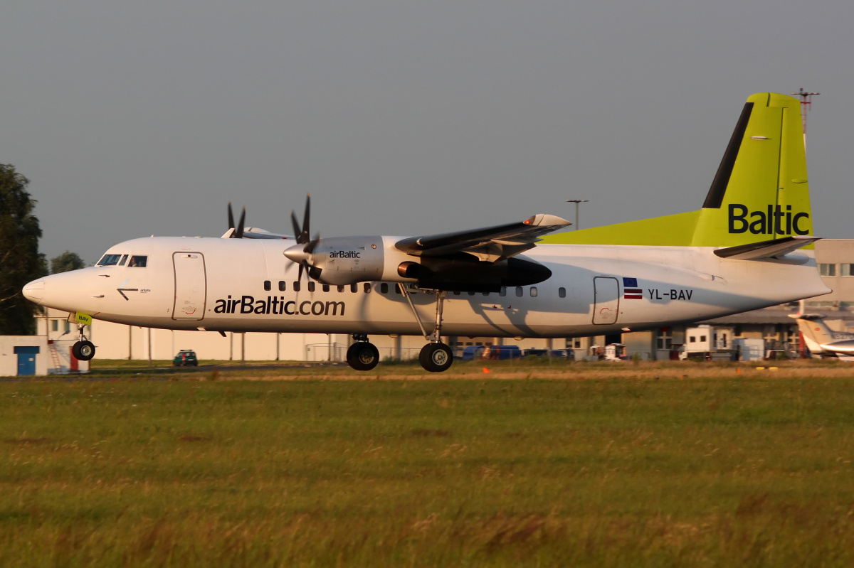 YL-BAV (Aircraft » EPWA Spotting » Fokker  50 » airBaltic)