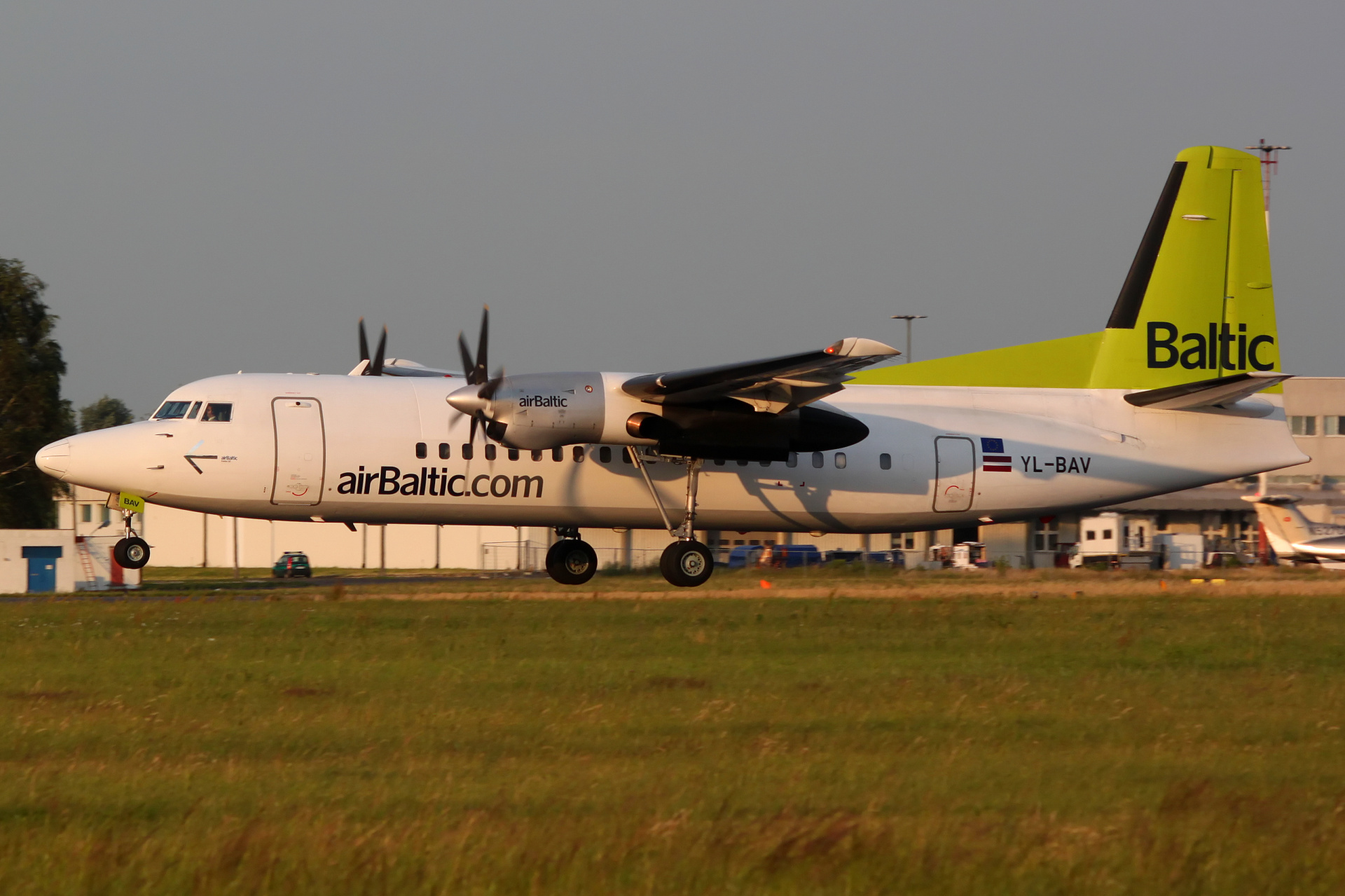 YL-BAV (Samoloty » Spotting na EPWA » Fokker  50 » airBaltic)