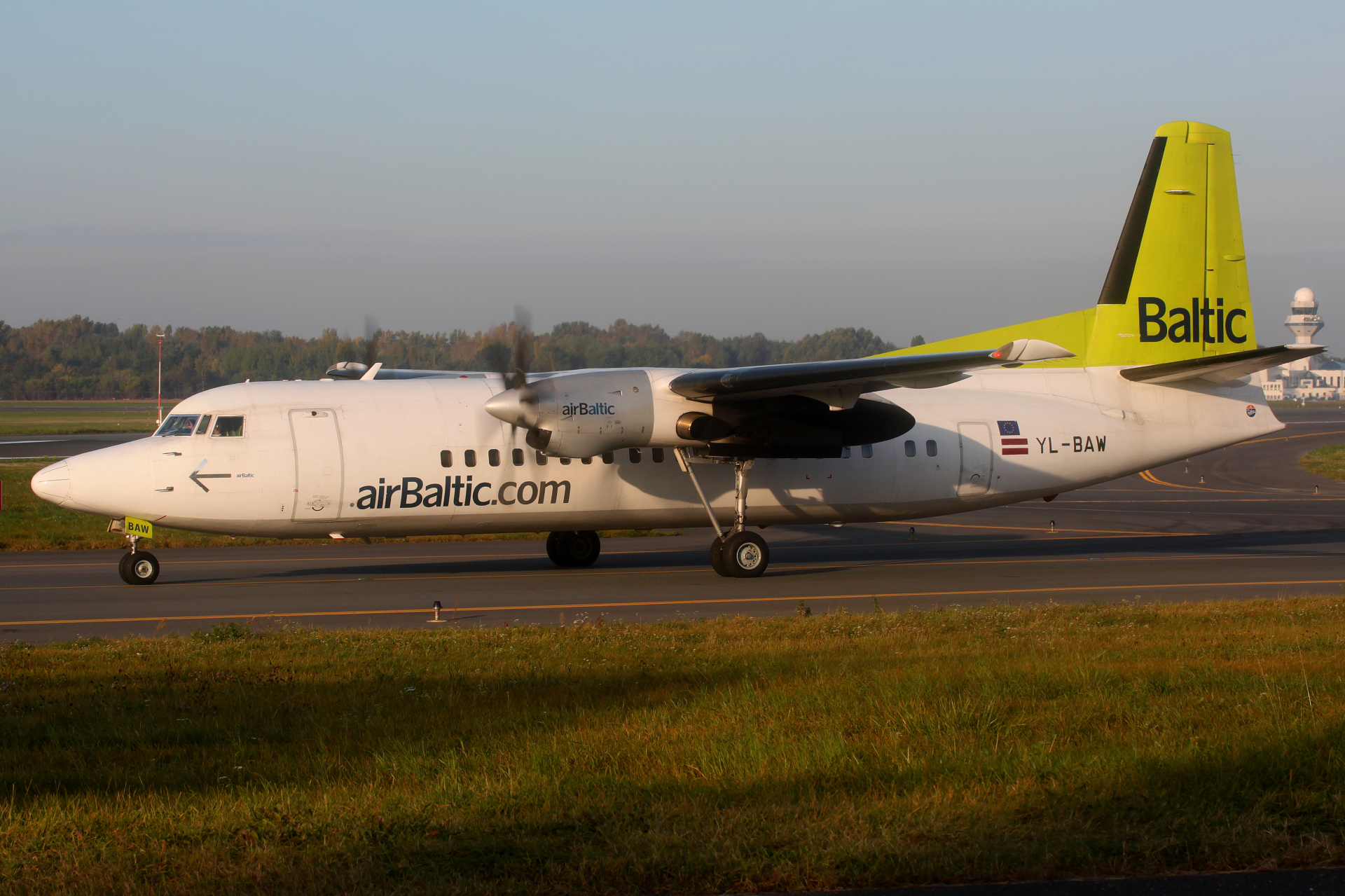 YL-BAW (Samoloty » Spotting na EPWA » Fokker  50 » airBaltic)