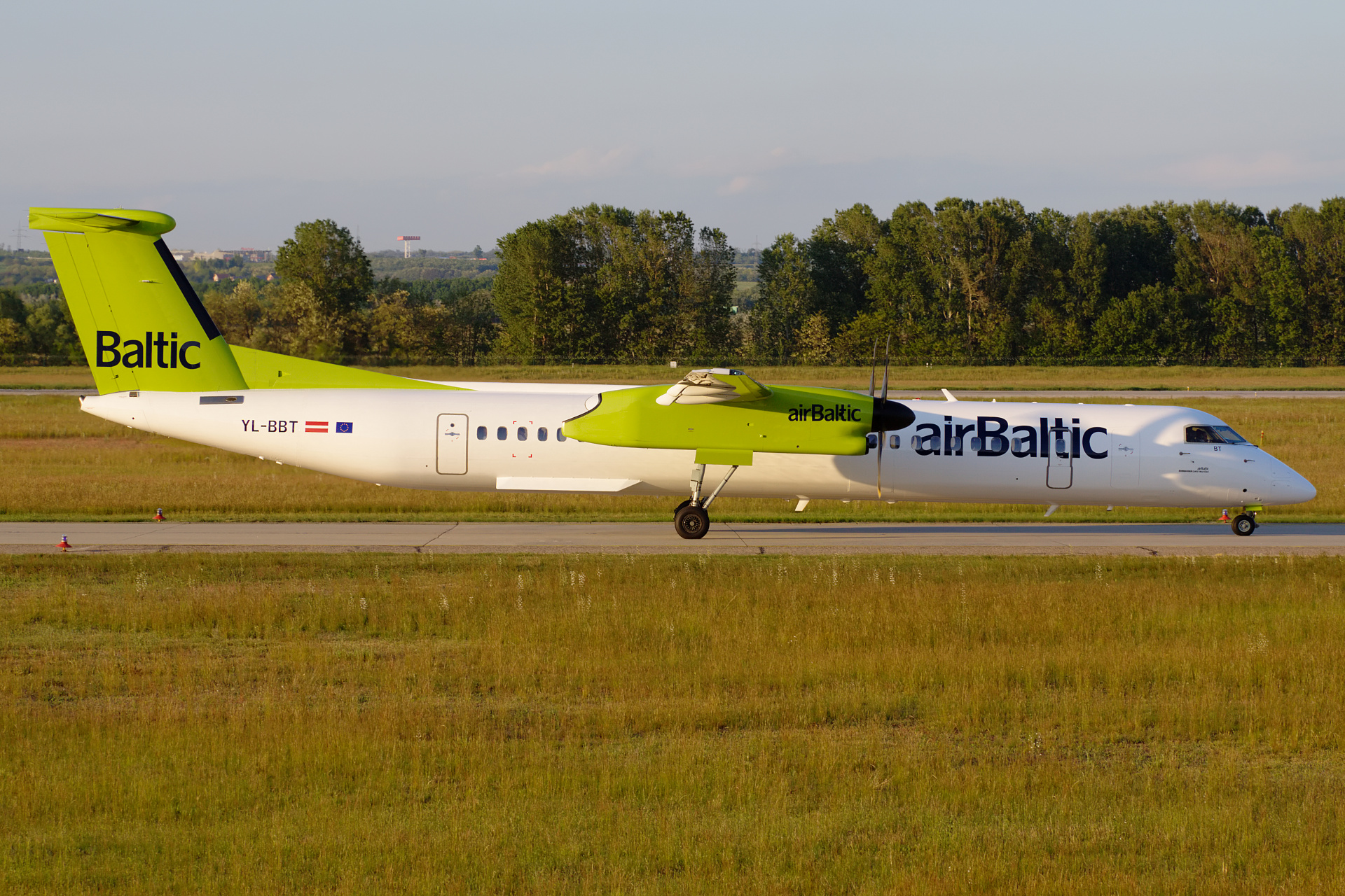 Bombardier Q400 Dash 8, YL-BBT, airBaltic (Aircraft » Ferihegy Spotting » various)