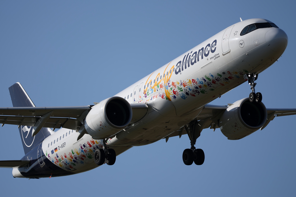 D-AIEP (Help Alliance livery)