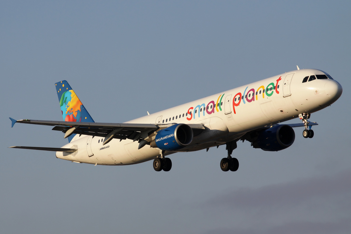 SP-HAX (Samoloty » Spotting na EPWA » Airbus A321-200 » Small Planet Airlines Polska)