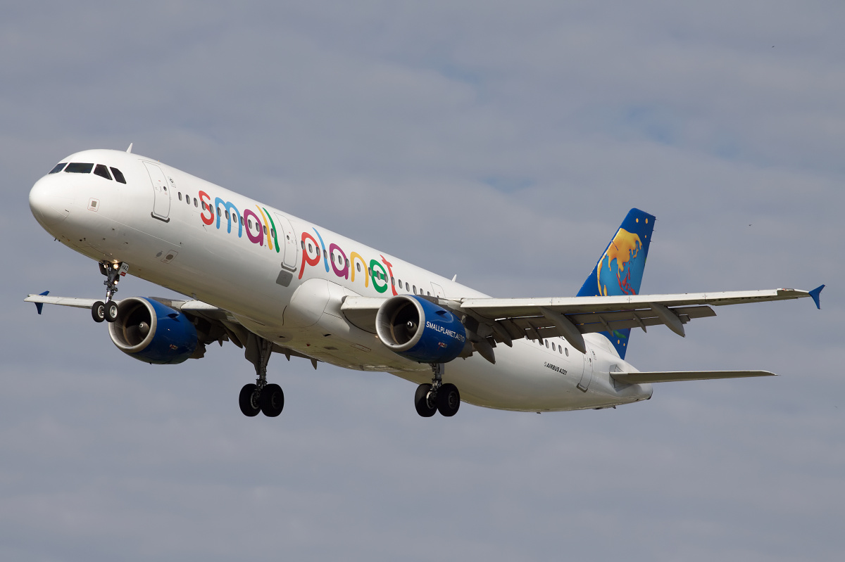 SP-HAZ (Samoloty » Spotting na EPWA » Airbus A321-200 » Small Planet Airlines Polska)