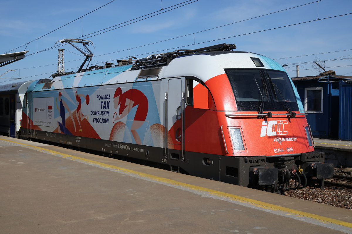 EU44-006 Husarz ("Powiedz tak olimpijskim emocjom!" wrap) (Vehicles » Trains and Locomotives » Siemens EuroSprinter ES64U4 Taurus)