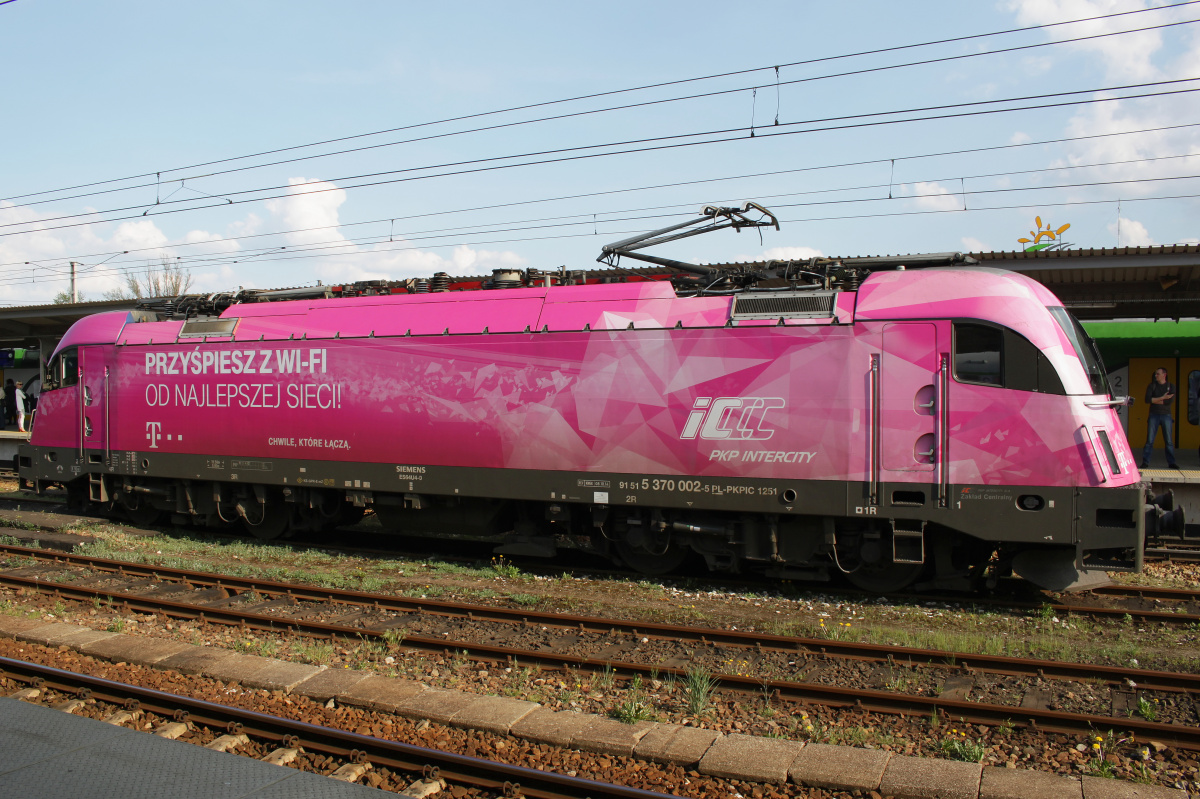 EU44-002 Husarz (T-Mobile Wi-Fi livery) (Vehicles » Trains and Locomotives » Siemens EuroSprinter ES64U4 Taurus)