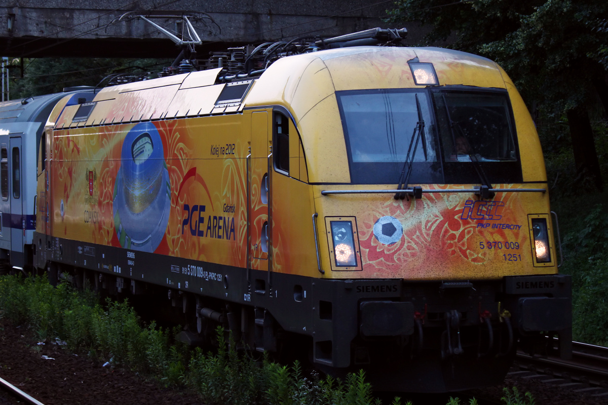 EU44-009 Husarz ("Kolej na 2012. Gdańsk PGE Arena" wrap) (Vehicles » Trains and Locomotives » Siemens EuroSprinter ES64U4 Taurus)