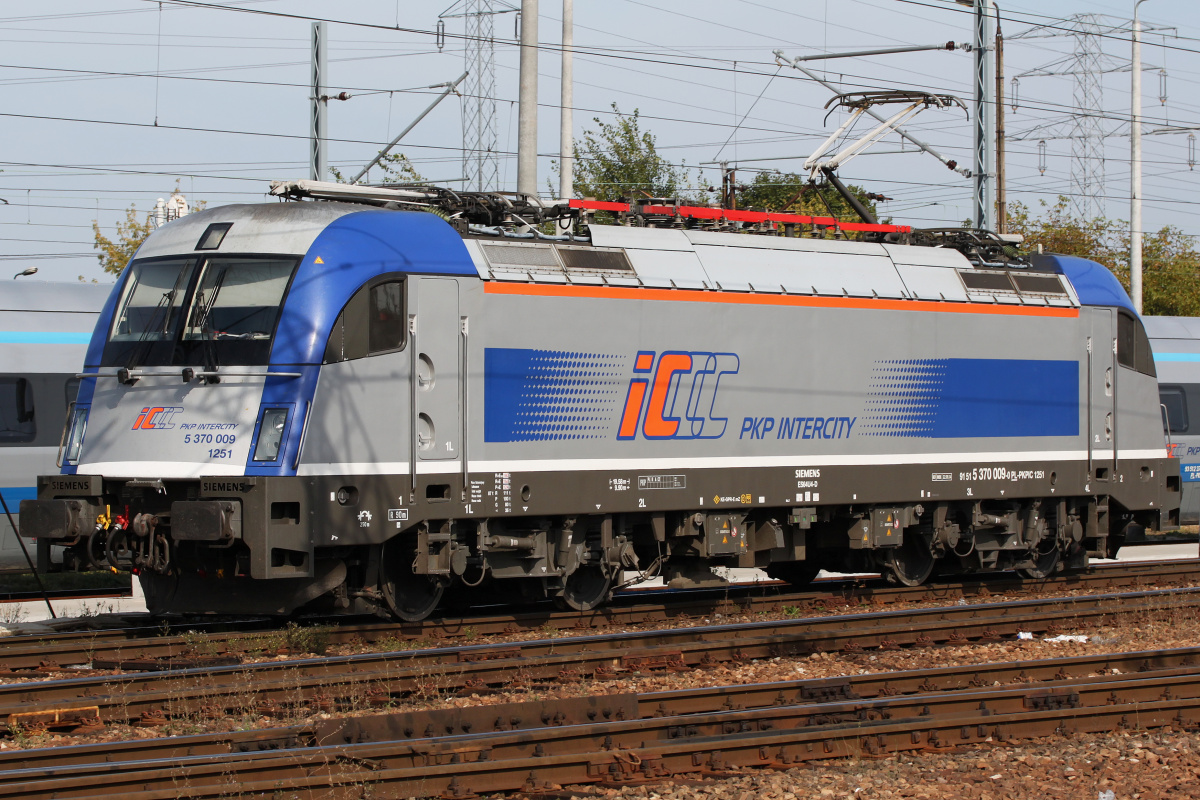 EU44-009 Husarz (Vehicles » Trains and Locomotives » Siemens EuroSprinter ES64U4 Taurus)