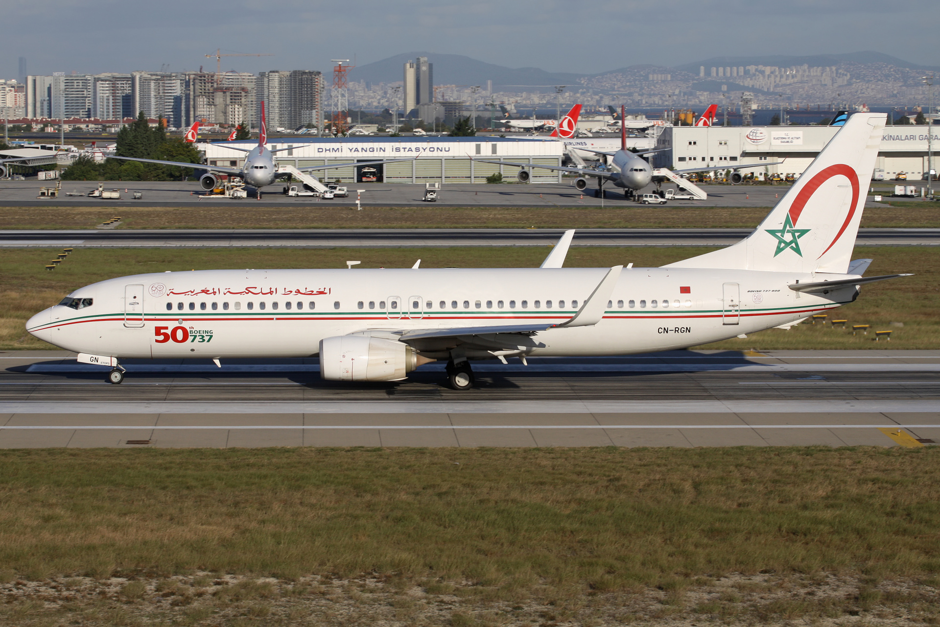 CN-RGN, Royal Air Maroc (malowanie 50-ty Boeing 737, sticker 60. rocznicy) (Samoloty » Port Lotniczy im. Atatürka w Stambule » Boeing 737-800)