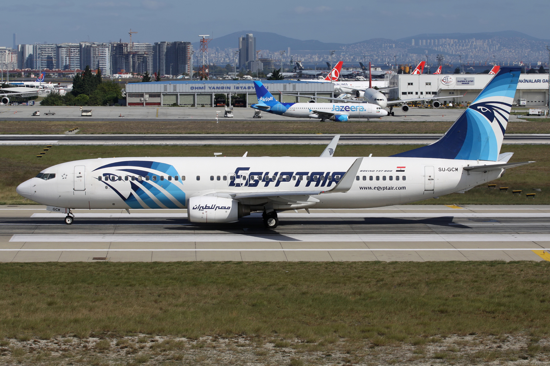 SU-GCM, EgyptAir (Samoloty » Port Lotniczy im. Atatürka w Stambule » Boeing 737-800)