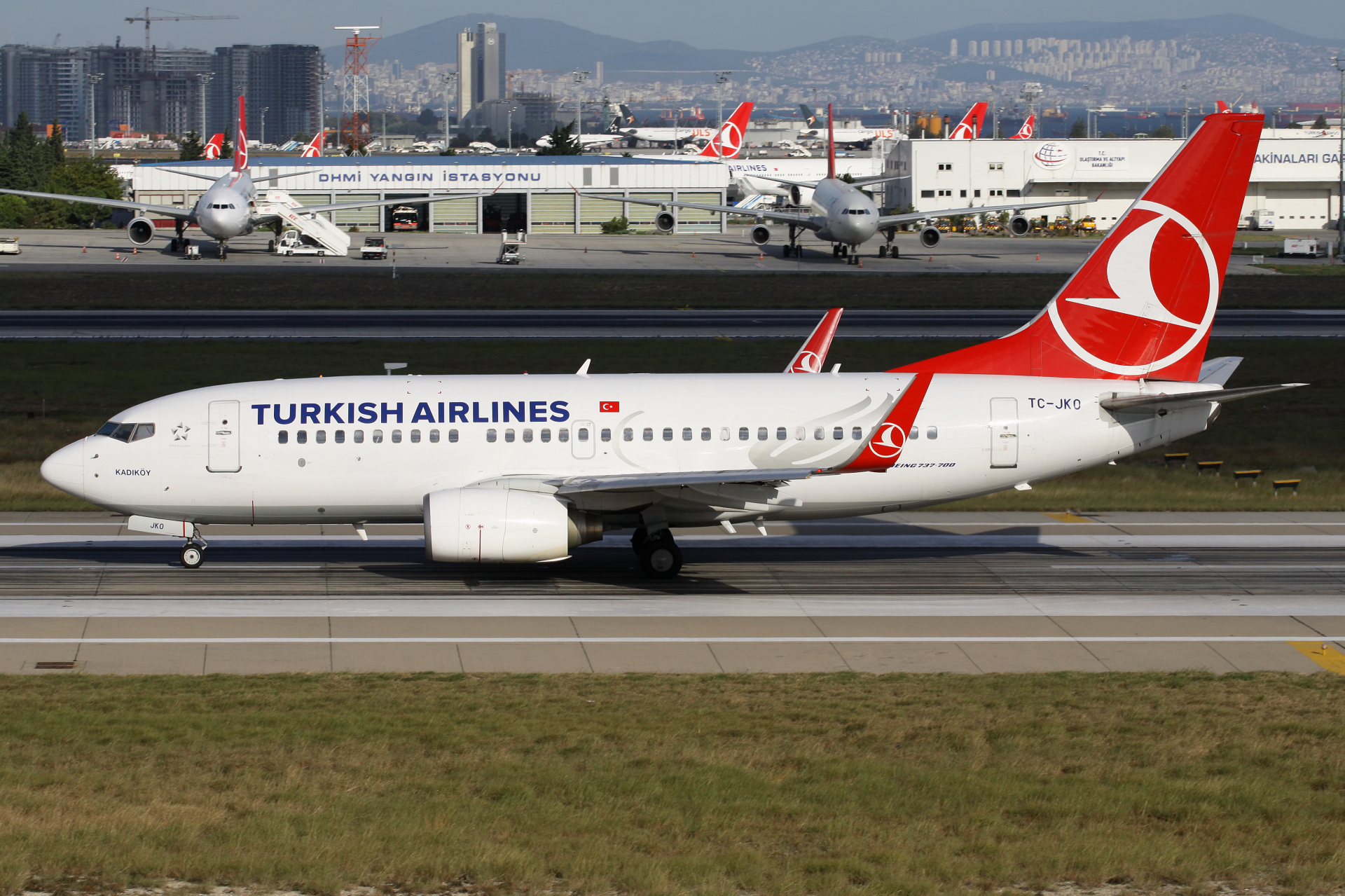 TC-JKO, THY Turkish Airlines (Samoloty » Port Lotniczy im. Atatürka w Stambule » Boeing 737-700)