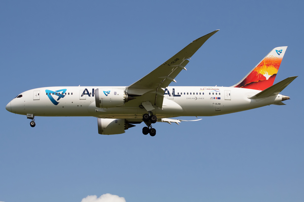 F-OLRB (Aircraft » EPWA Spotting » Boeing 787-8 Dreamliner » Air Austral)