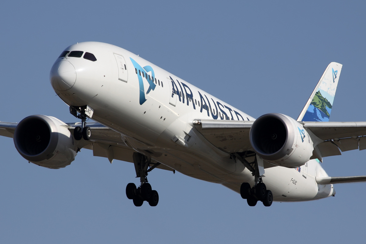 F-OLRC (Aircraft » EPWA Spotting » Boeing 787-8 Dreamliner » Air Austral)