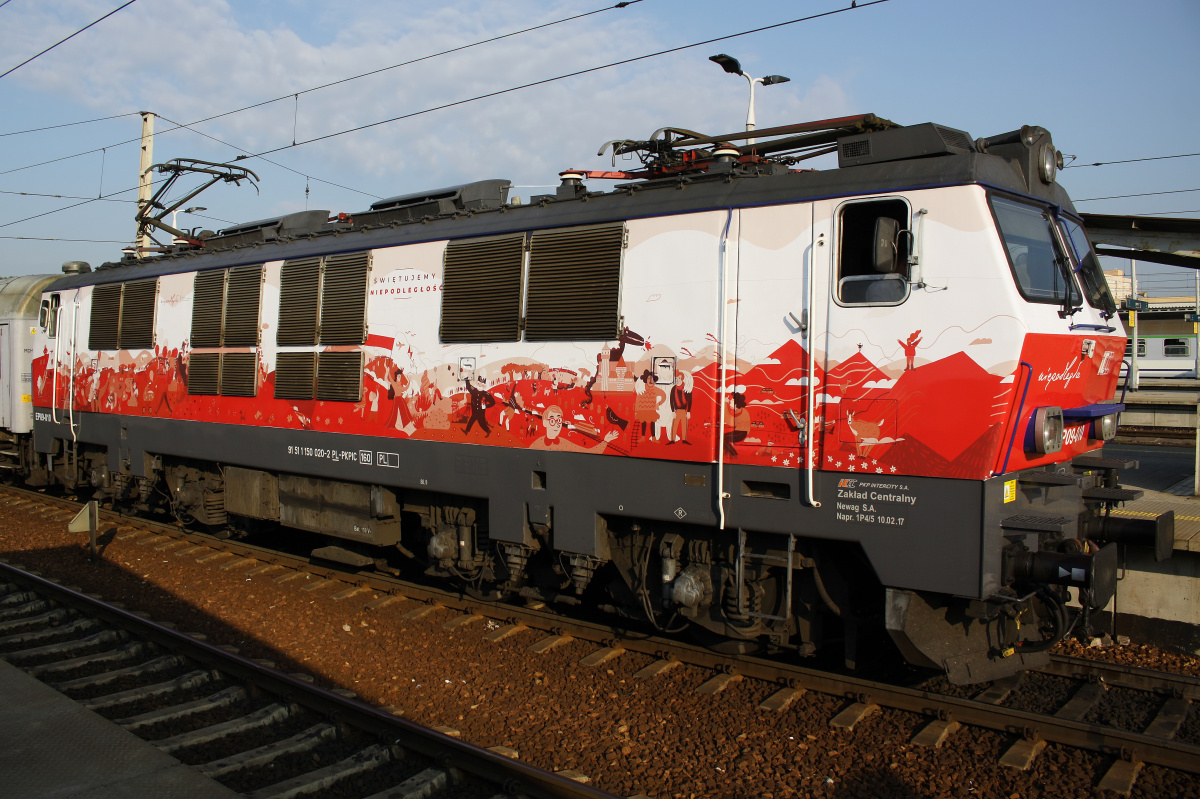 EP09-010 (Świętujemy Niepodległość livery) (Vehicles » Trains and Locomotives » Pafawag 104E)