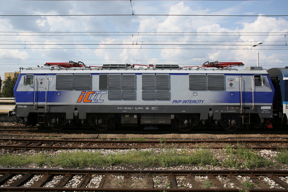 EP09-019 (zaktualizowana malatura PKP Intercity, naklejki Opocznianka) (Pojazdy » Pociągi i lokomotywy » Pafawag 104E)