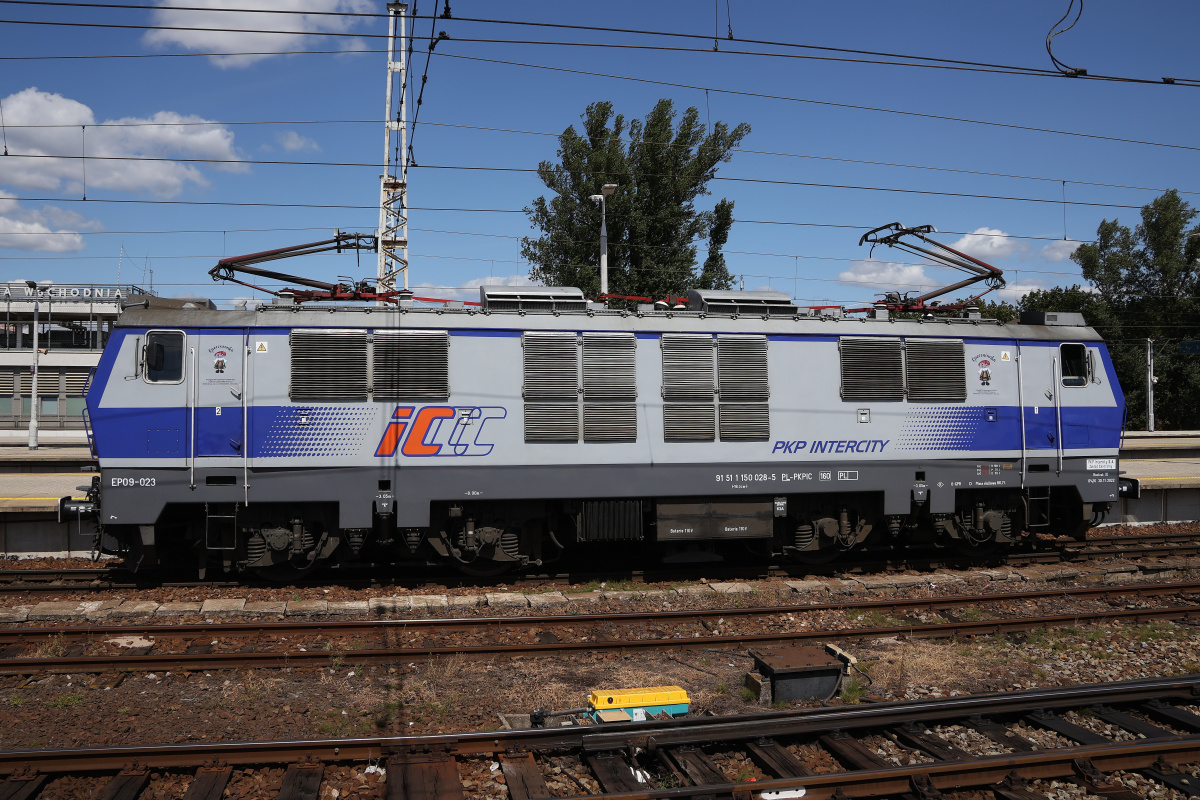 EP09-023 (naklejki Opocznianka) (Pojazdy » Pociągi i lokomotywy » Pafawag 104E)