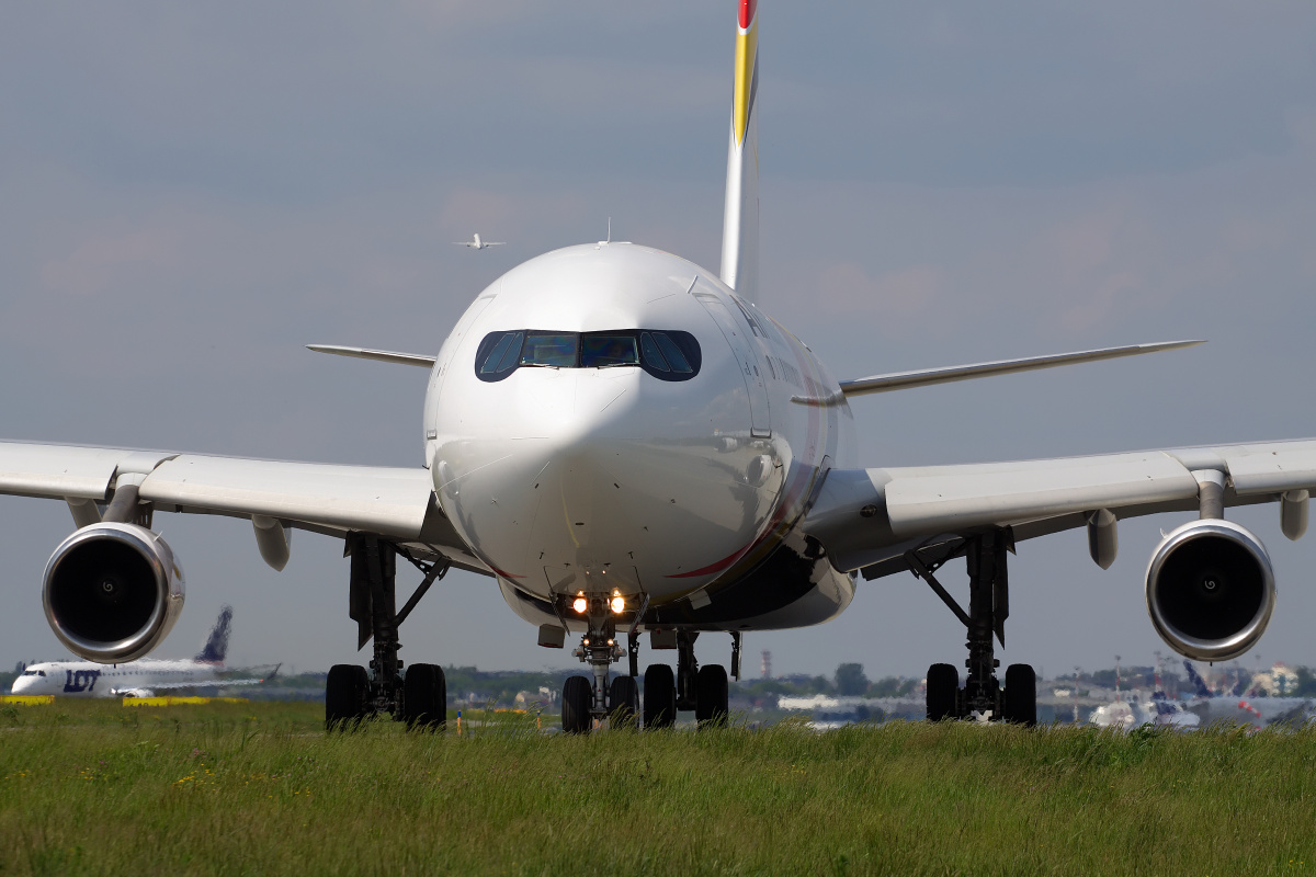 OO-ABD (Aircraft » EPWA Spotting » Airbus A340-300 » Air Belgium)