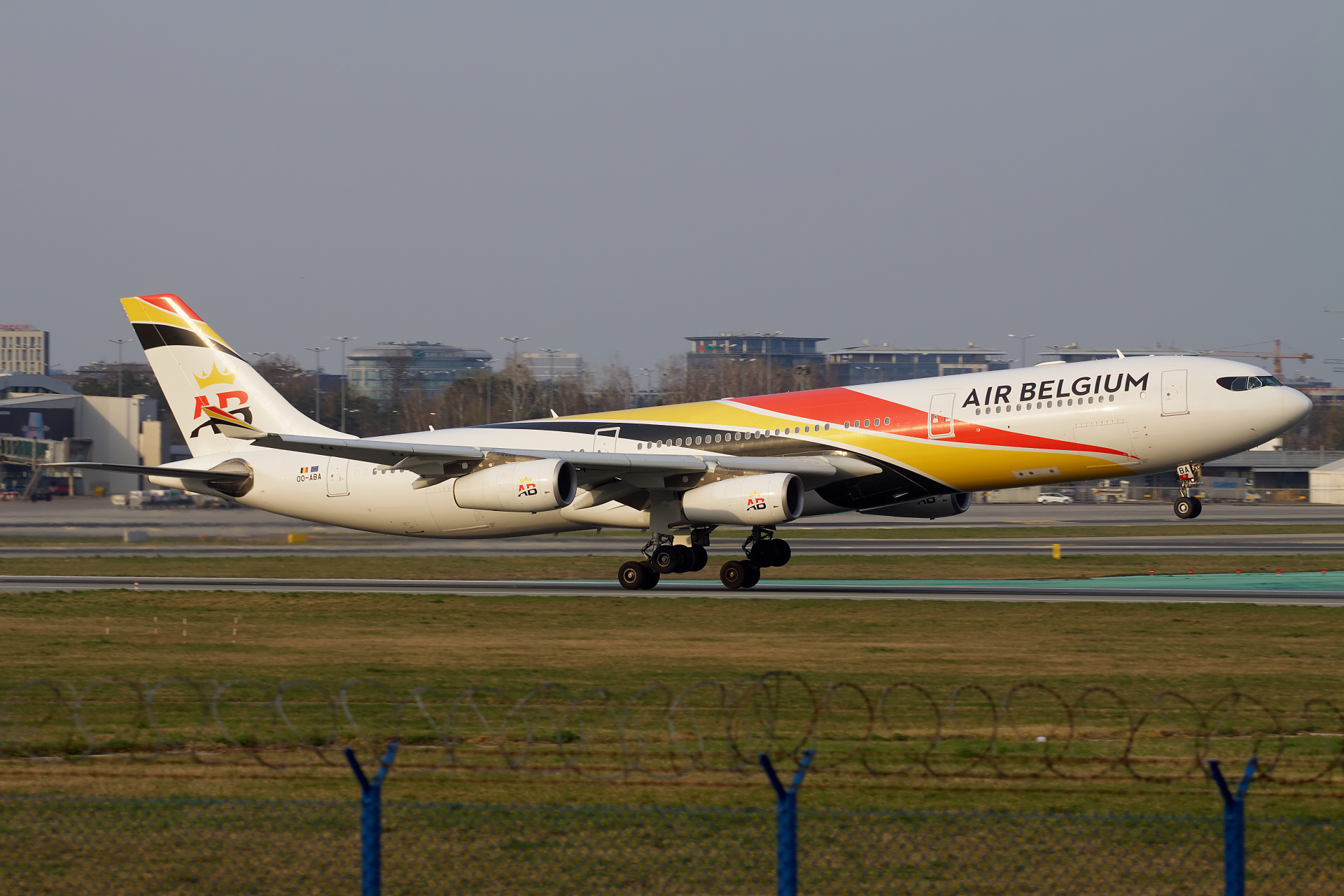 OO-ABA (Samoloty » Spotting na EPWA » Airbus A340-300 » Air Belgium)