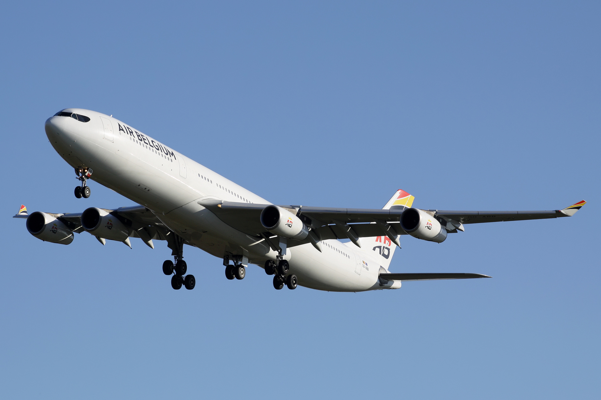 OO-ABB  (Samoloty » Spotting na EPWA » Airbus A340-300 » Air Belgium)