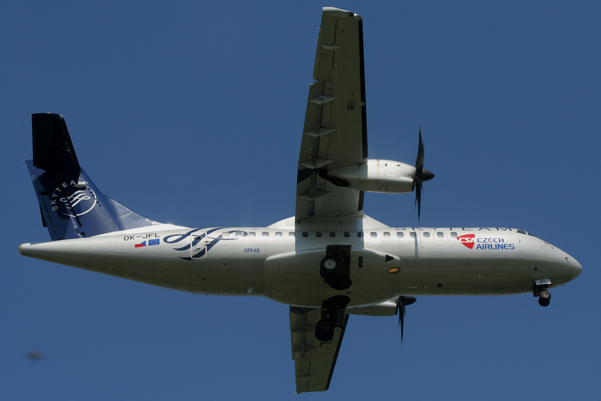 OK-JFL (SkyTeam livery) (Aircraft » EPWA Spotting » ATR 42 » CSA Czech Airlines)