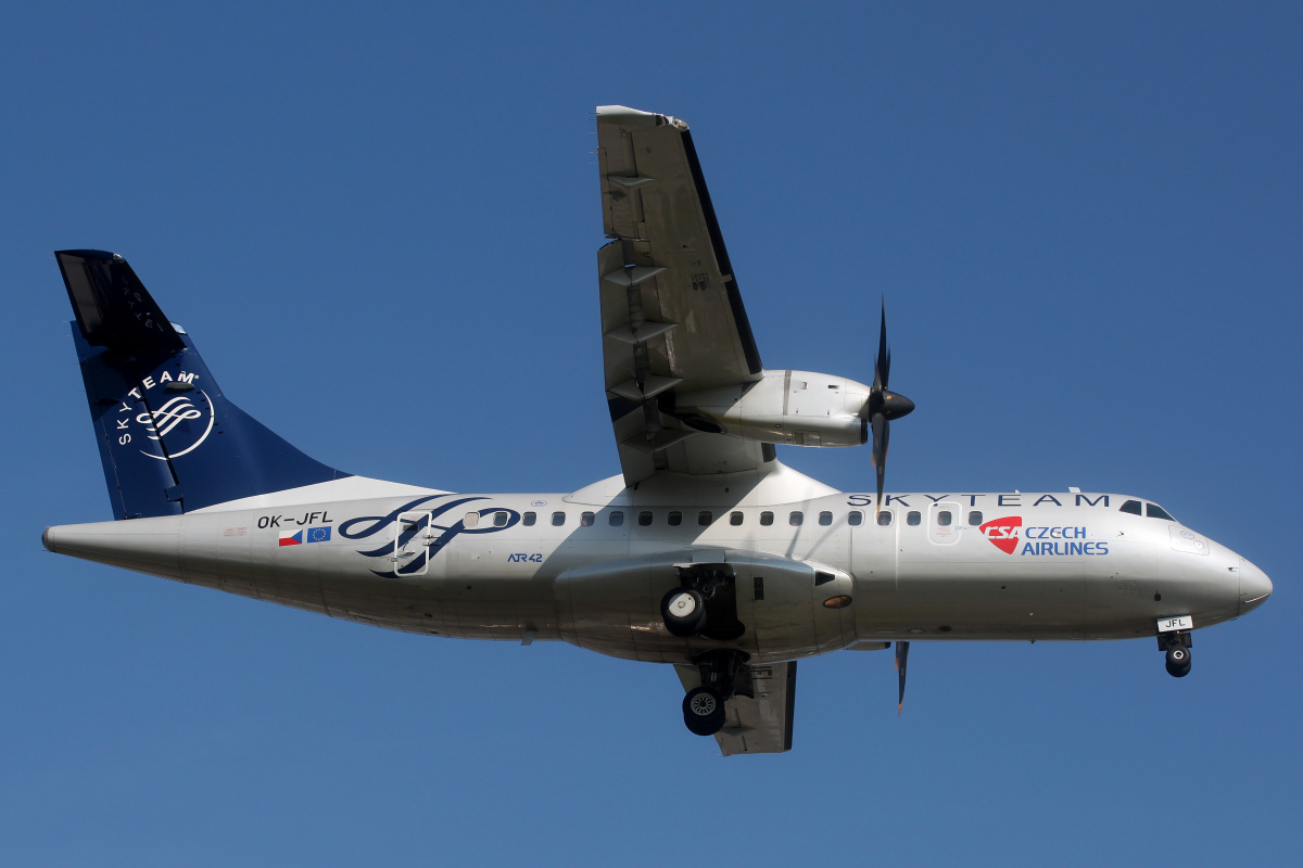 OK-JFL (malowanie SkyTeam) (Samoloty » Spotting na EPWA » ATR 42 » CSA Czech Airlines)