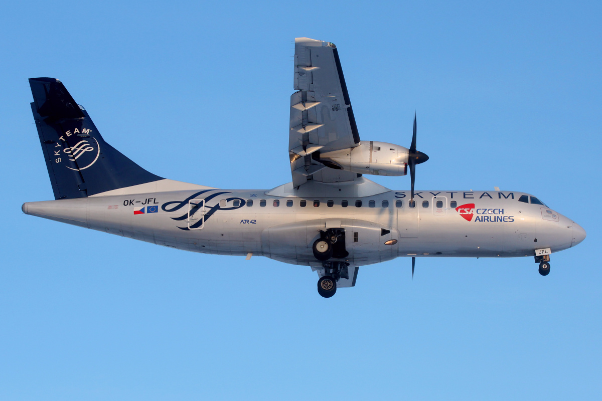 OK-JFL (malowanie SkyTeam) (Samoloty » Spotting na EPWA » ATR 42 » CSA Czech Airlines)