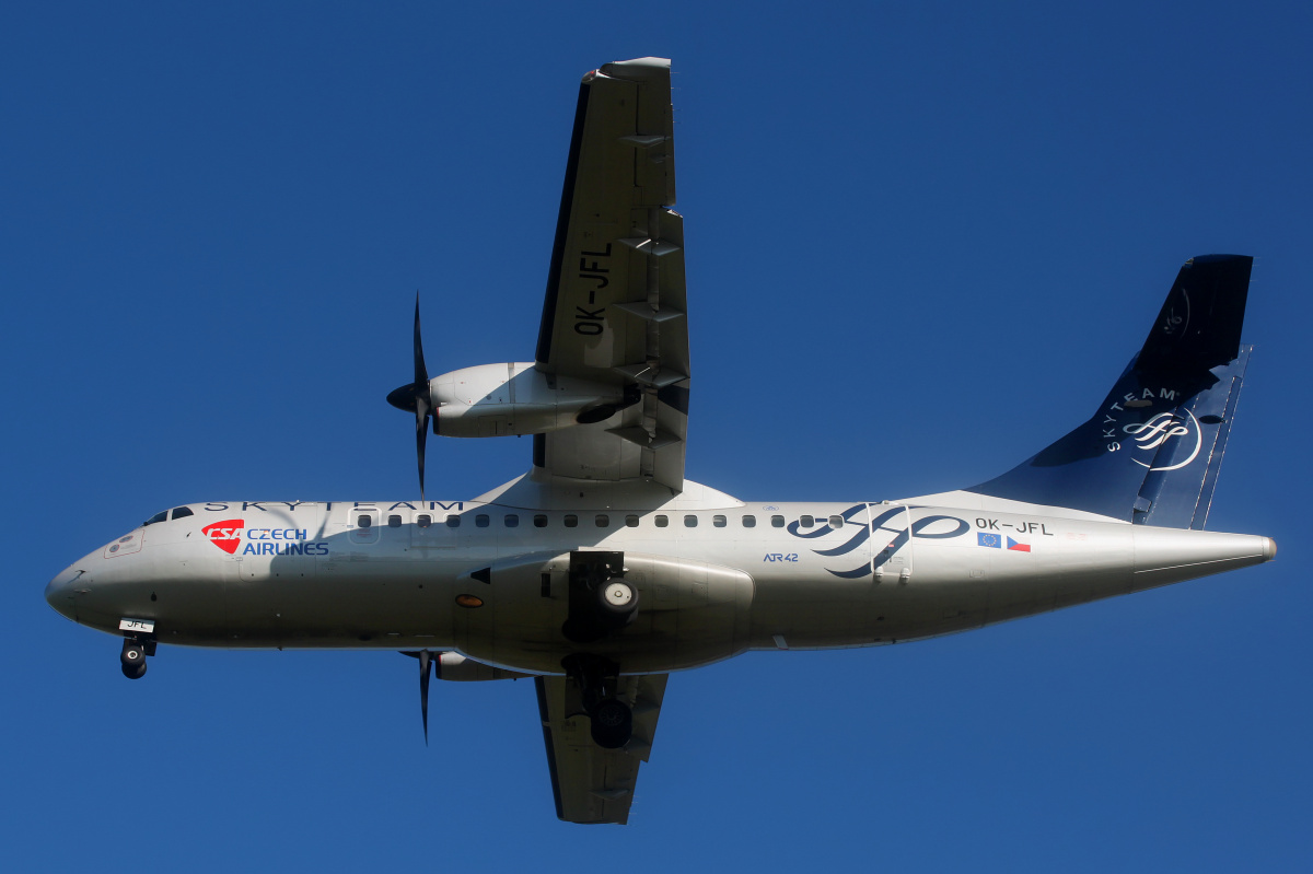 OK-JFL (malowanie SkyTeam) (Samoloty » Spotting na EPWA » ATR 42 » CSA Czech Airlines)