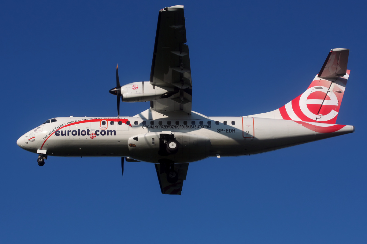 SP-EDH ("Polish Volleyball - Official Carrier" livery) (Aircraft » EPWA Spotting » ATR 42 » EuroLOT)