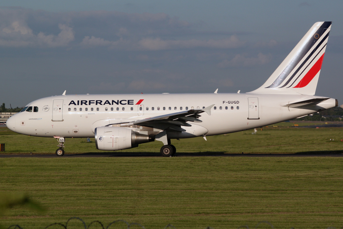 F-GUGD (new livery) (Aircraft » EPWA Spotting » Airbus A318-100 » Air France)