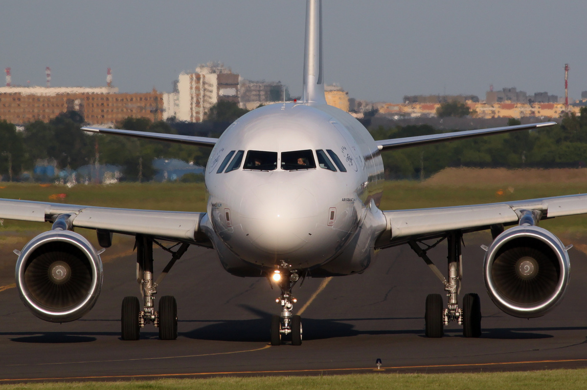 F-GUGE (Aircraft » EPWA Spotting » Airbus A318-100 » Air France)