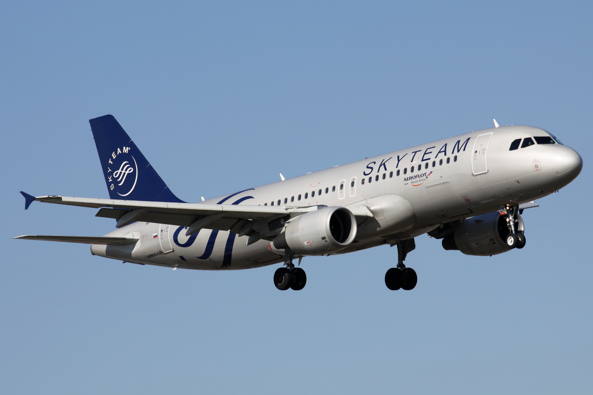 VP-BDK (malowanie SkyTeam) (Samoloty » Spotting na EPWA » Airbus A320-200 » Aeroflot Russian Airlines)