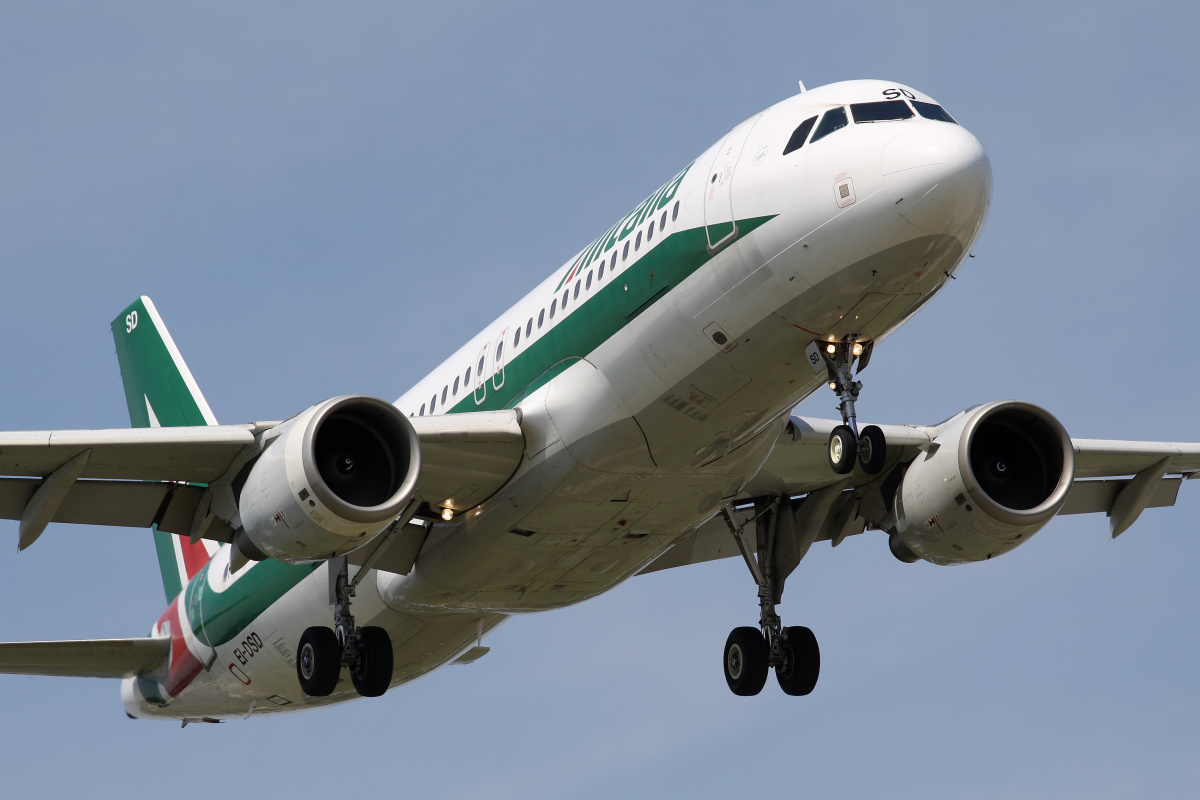 EI-DSD (Samoloty » Spotting na EPWA » Airbus A320-200 » Alitalia)