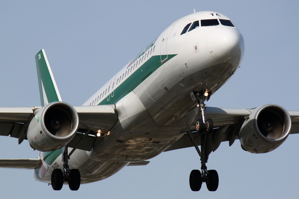 EI-DTA (Aircraft » EPWA Spotting » Airbus A320-200 » Alitalia)