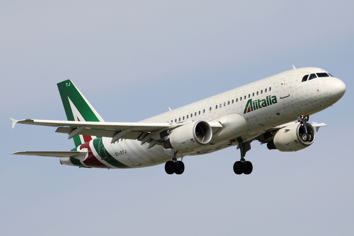 EI-DTJ (Employee Signatures livery) (Aircraft » EPWA Spotting » Airbus A320-200 » Alitalia)